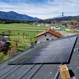 Photovoltaik-Anlage auf Bitumen Gibeldach