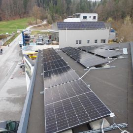 Photovoltaik-Anlage auf Bitumen Flachdach